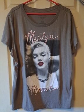 Marilyn Monroe Gray Short-Sleeve Tee with Photo Graphic and Red Script NWOT